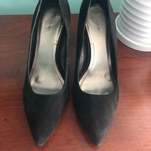 Elie Tahari Black Suede Block Heel Pump 9.5